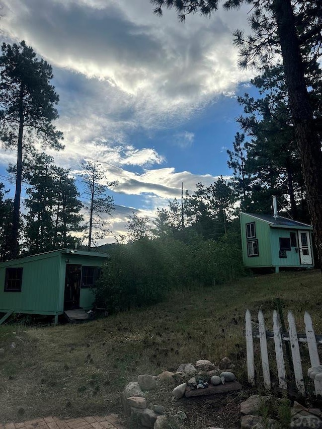 view of yard featuring an outbuilding