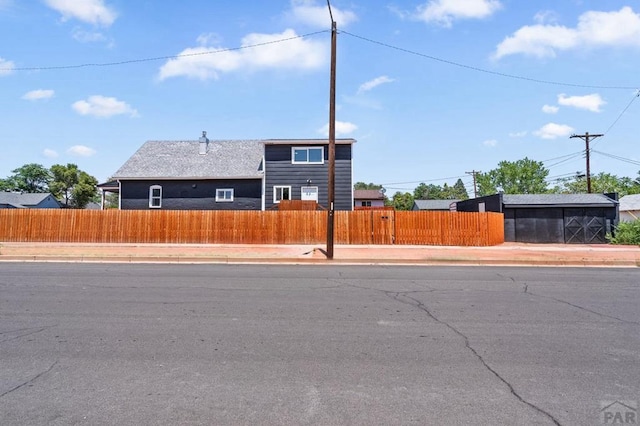 view of front of property featuring a fenced front yard