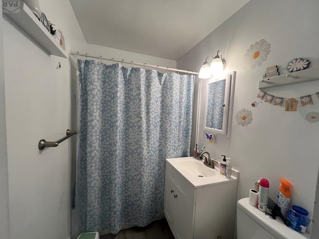 726 Morrison Ave, Pueblo, CO 81005 - full bathroom featuring toilet, vanity, and curtained shower