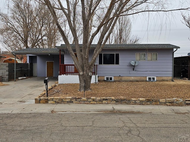 single story home with driveway