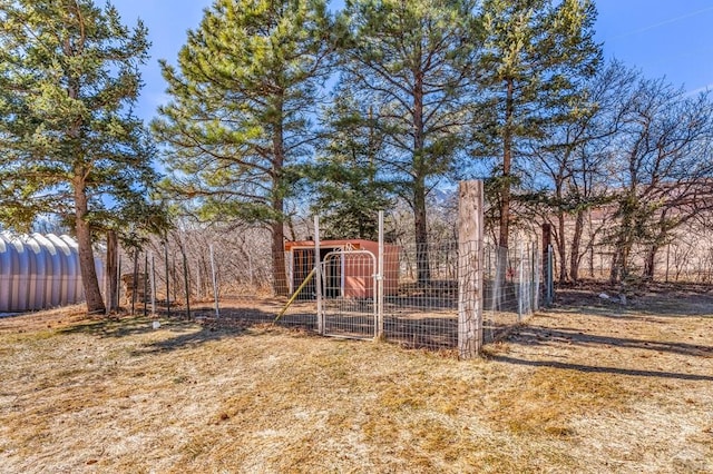 view of yard with an outdoor structure