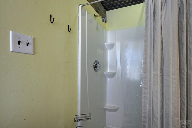 1225 Brokenhand Rd, Westcliffe, CO 81252 - full bathroom featuring curtained shower