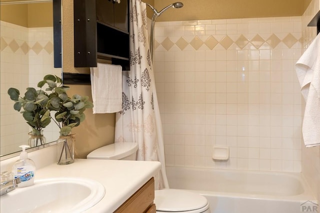 bathroom with shower / tub combo with curtain, toilet, and vanity