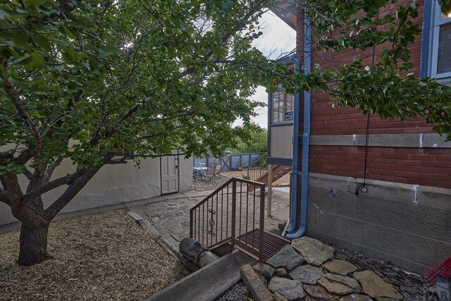 315 S Oak St, Trinidad, CO 81082 - view of side of home with a patio