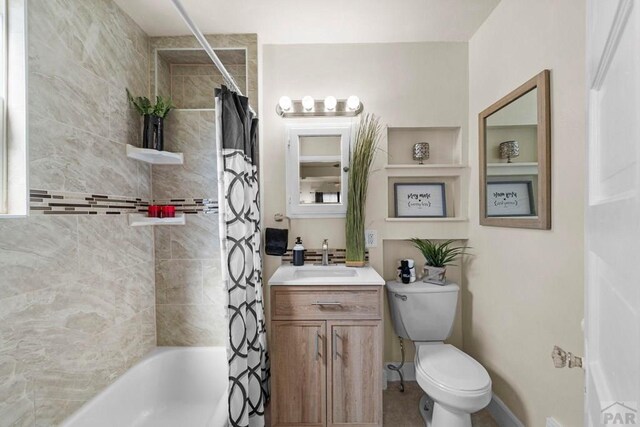 full bath featuring shower / bath combination with curtain, baseboards, vanity, and toilet