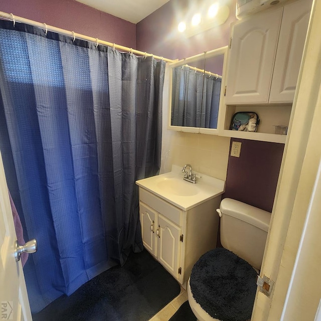 full bathroom featuring toilet, a shower with shower curtain, and vanity