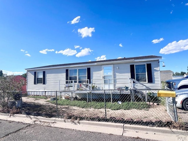 manufactured / mobile home featuring a fenced front yard