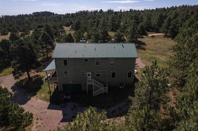 birds eye view of property featuring a forest view