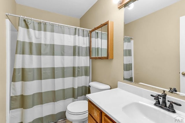 bathroom featuring a shower with curtain, vanity, and toilet