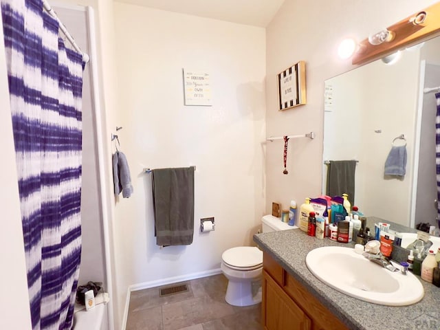 full bath with visible vents, toilet, vanity, and curtained shower