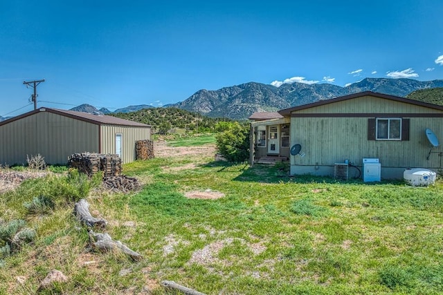 view of yard with a mountain view