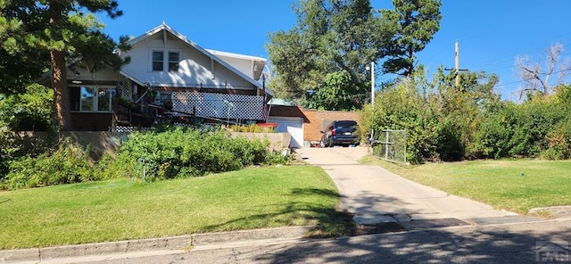 view of front of property featuring a front lawn and fence