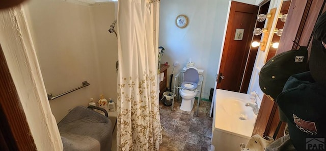 bathroom featuring toilet, a shower with shower curtain, and vanity