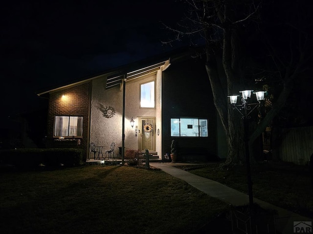 view of front facade featuring entry steps and a yard