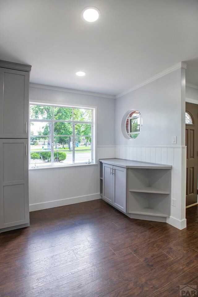 bar featuring dark wood-style floors, recessed lighting, wainscoting, and crown molding