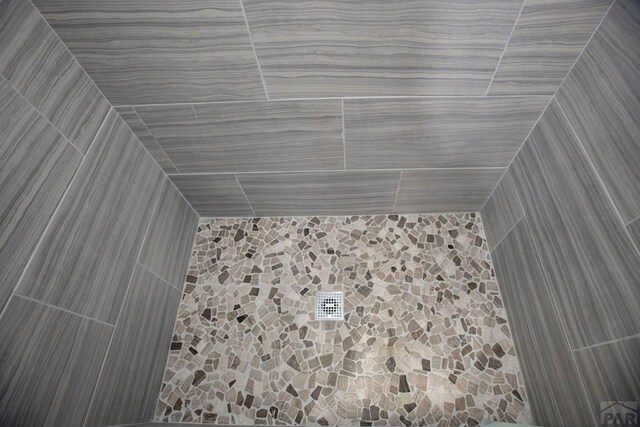 details featuring a tile shower