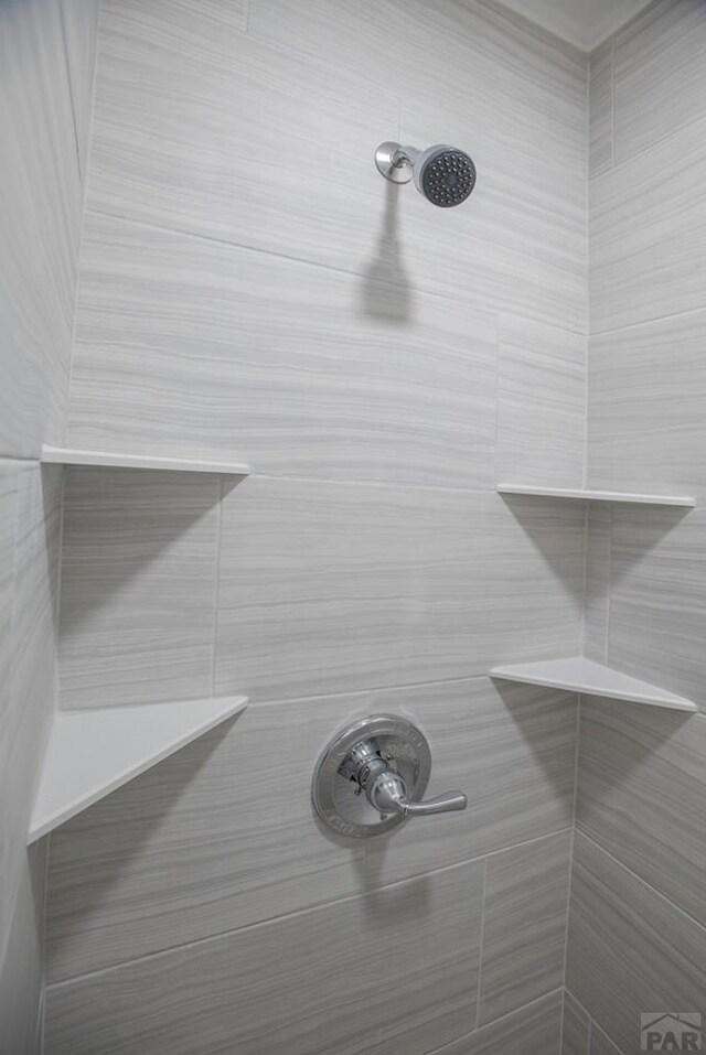 details featuring tiled shower