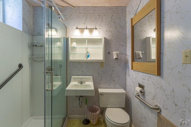 full bath with wallpapered walls, visible vents, toilet, a shower stall, and a sink