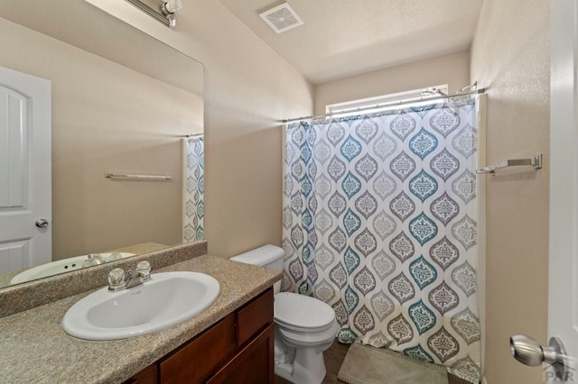 full bathroom with toilet, visible vents, a shower with shower curtain, and vanity