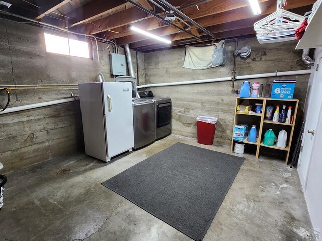 basement with freestanding refrigerator and washing machine and clothes dryer