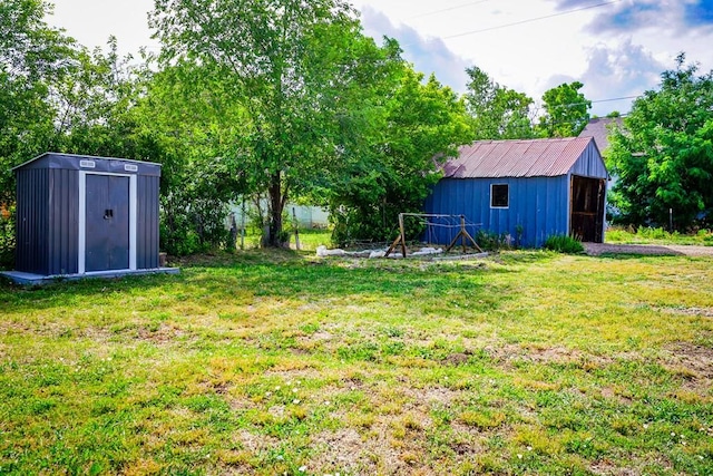 202 Pinon St, Walsenburg, CO 81089 - view of green lawn featuring a storage shed
