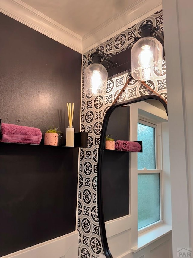 303 S Animas St, Trinidad, CO 81082 - bathroom view of ornamental molding