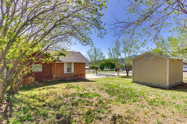 view of yard featuring an outdoor structure and a storage unit