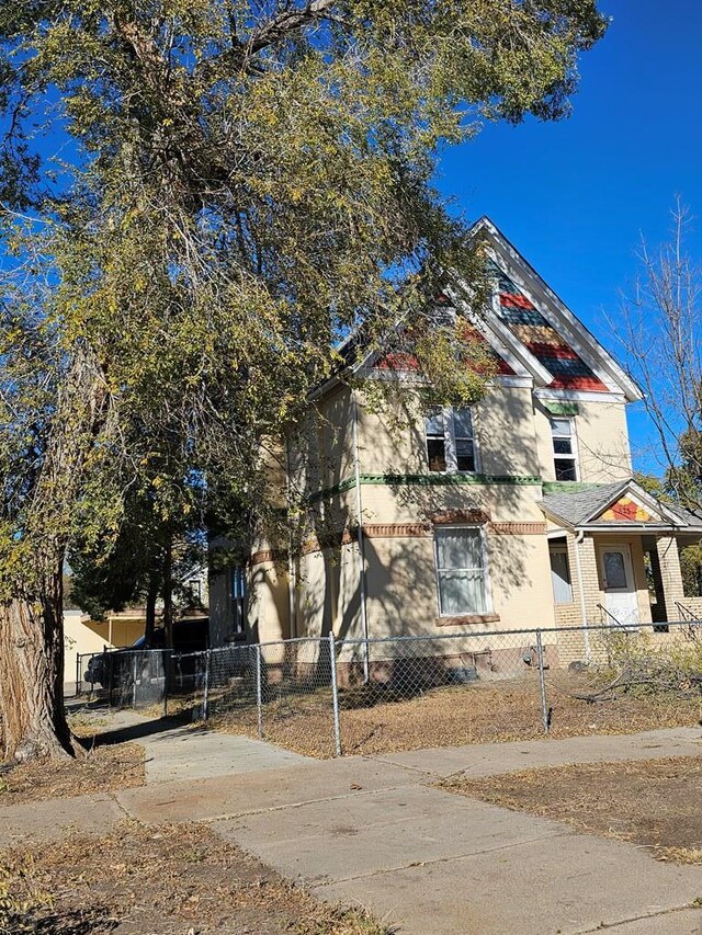 view of front of home featuring a fenced front yard