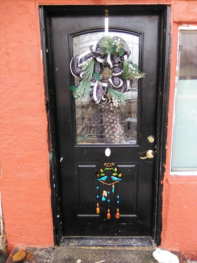 property entrance featuring stucco siding