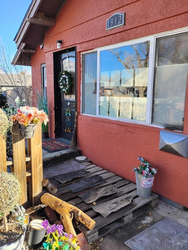 view of exterior entry with stucco siding