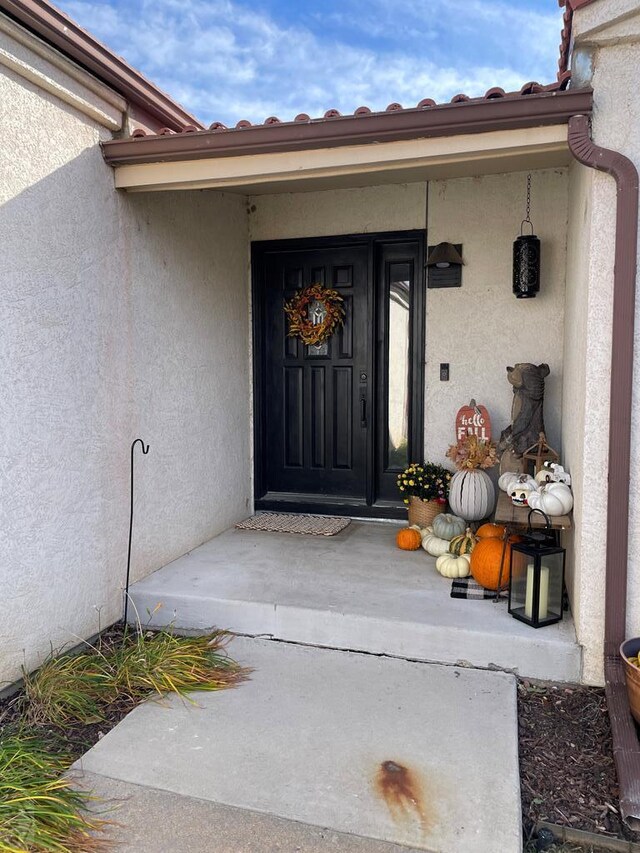 property entrance featuring stucco siding