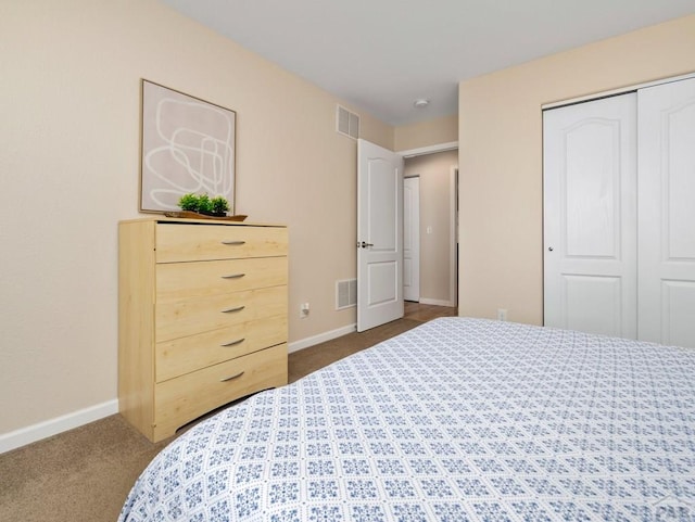 bedroom featuring carpet floors, a closet, visible vents, and baseboards