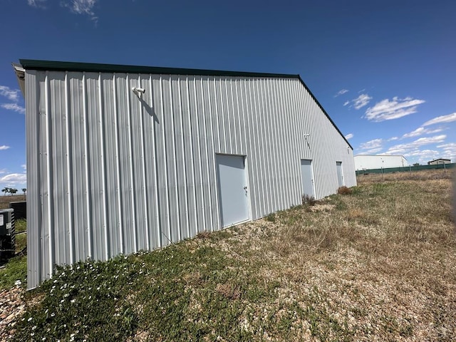 view of pole building featuring a yard