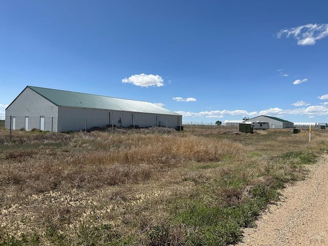 view of yard with an outbuilding