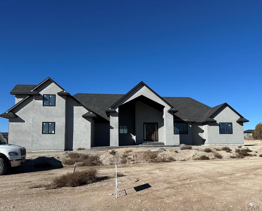 view of front facade with stucco siding