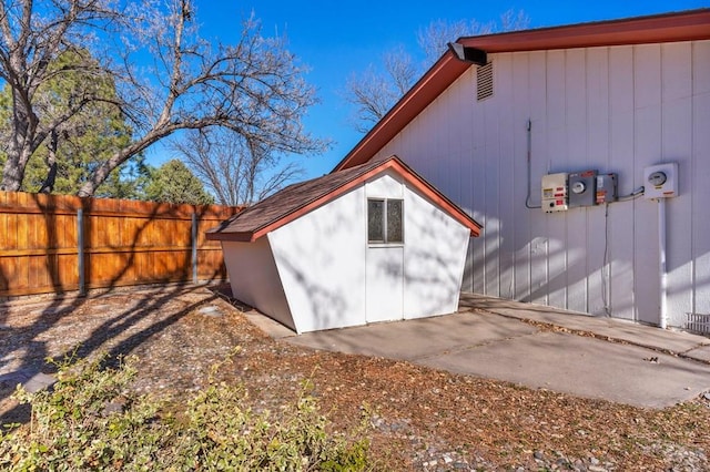 view of outdoor structure featuring an outbuilding and fence