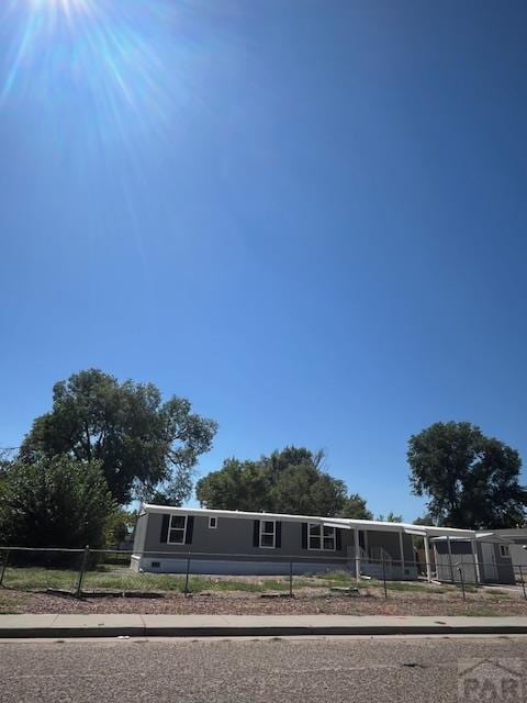 view of front facade with fence