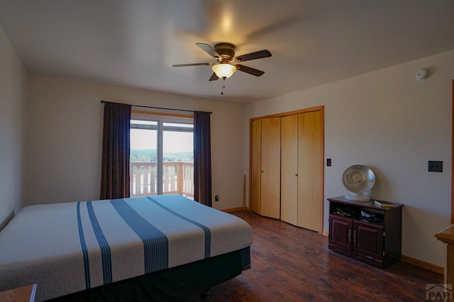 bedroom featuring dark wood-style floors, a ceiling fan, baseboards, and a closet