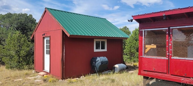 view of outbuilding featuring an outbuilding