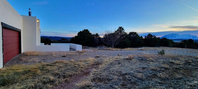 view of yard featuring a mountain view