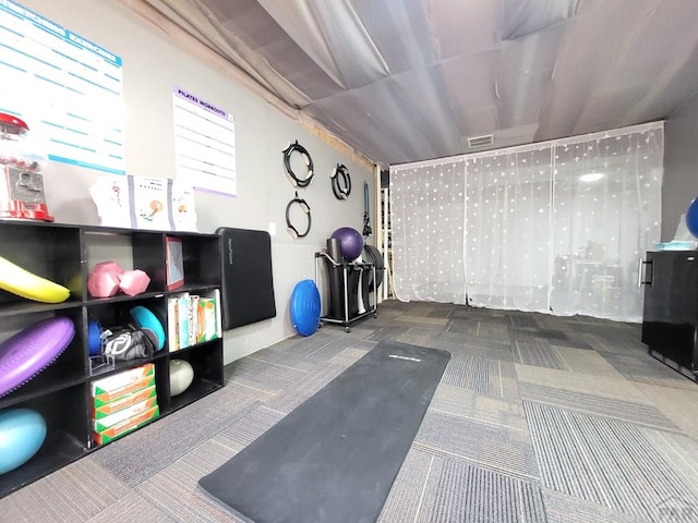 exercise room featuring visible vents and carpet flooring