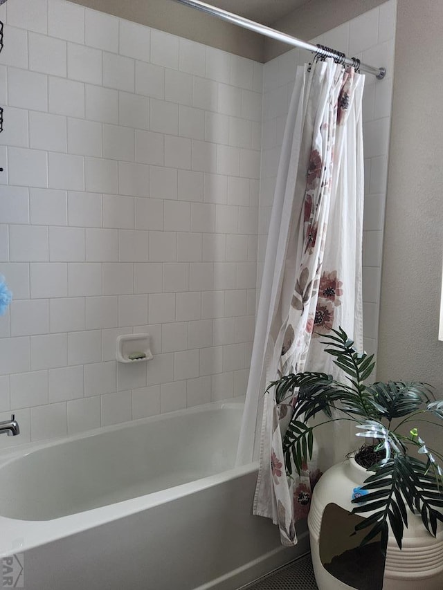 bathroom with shower / bath combo