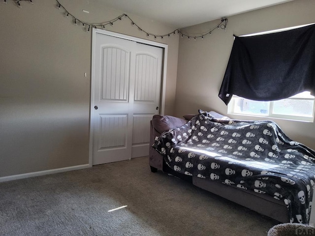 bedroom featuring carpet floors, baseboards, and a closet