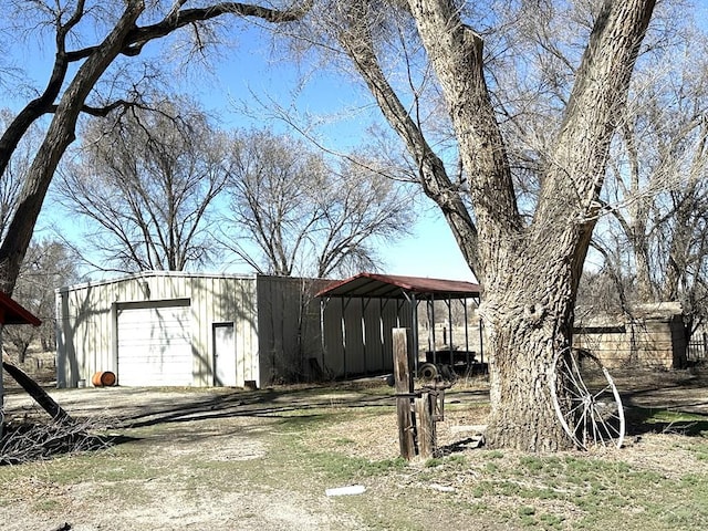 view of yard featuring an outdoor structure and a detached garage