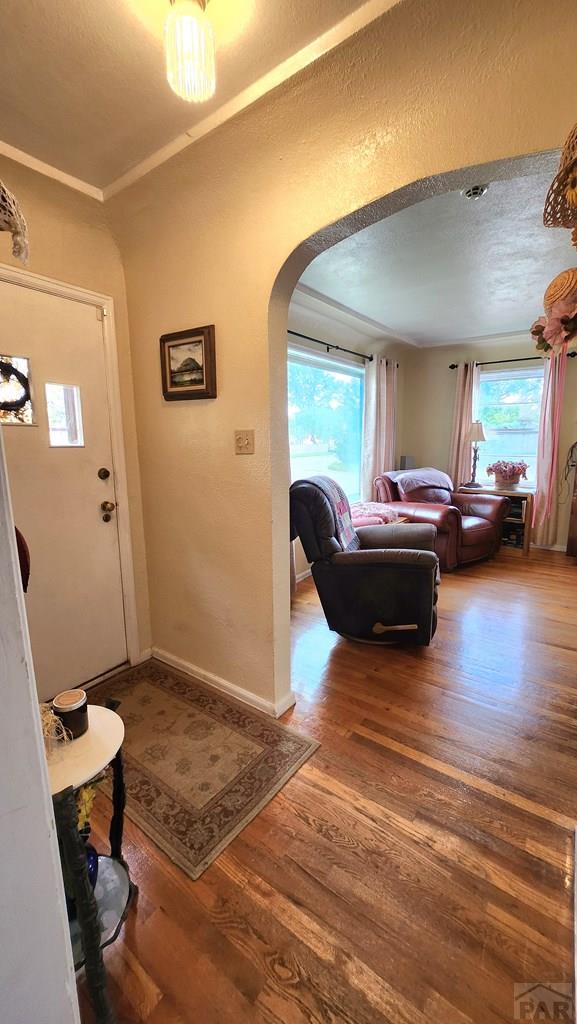 2631 Cedar St, Pueblo, CO 81004 - foyer entrance with arched walkways, wood finished floors, and baseboards