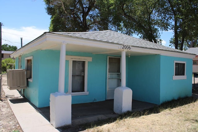 2006 W 13th St, Pueblo, CO 81001 - view of side of home with roof with shingles and stucco siding