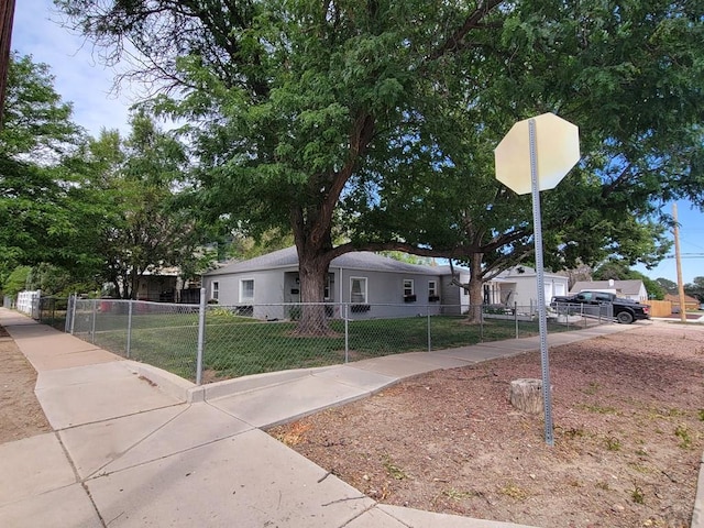 2602 3rd Ave, Pueblo, CO 81003 - view of front facade featuring a fenced front yard