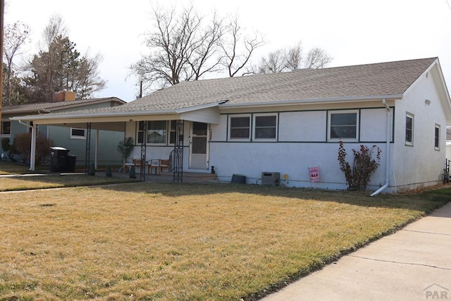 ranch-style house featuring a shingled roof, a front yard, and stucco siding