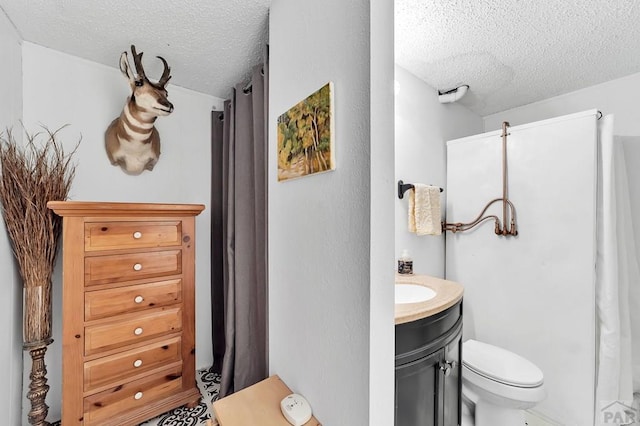 bathroom featuring a shower with shower curtain, toilet, a textured ceiling, and vanity