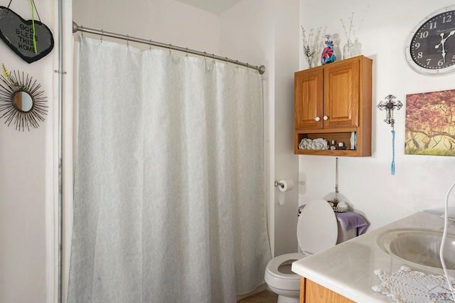 full bath with toilet, a shower with shower curtain, and vanity